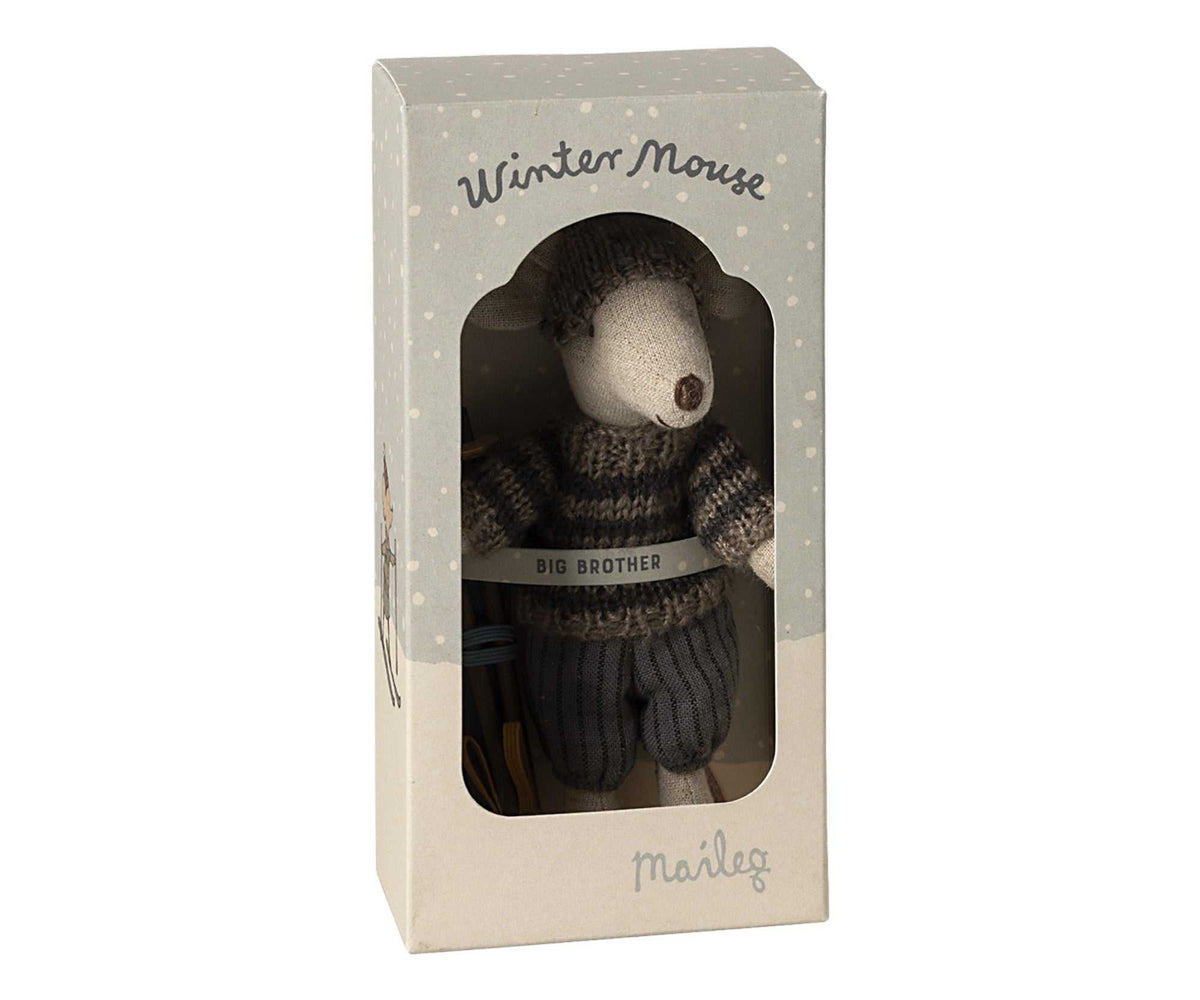 Wintermaus Bruder mit Ski-Set