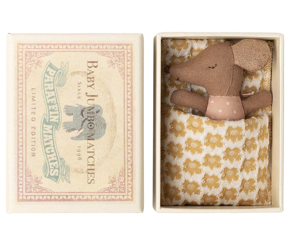 Schläfrige Babymaus in Matchbox