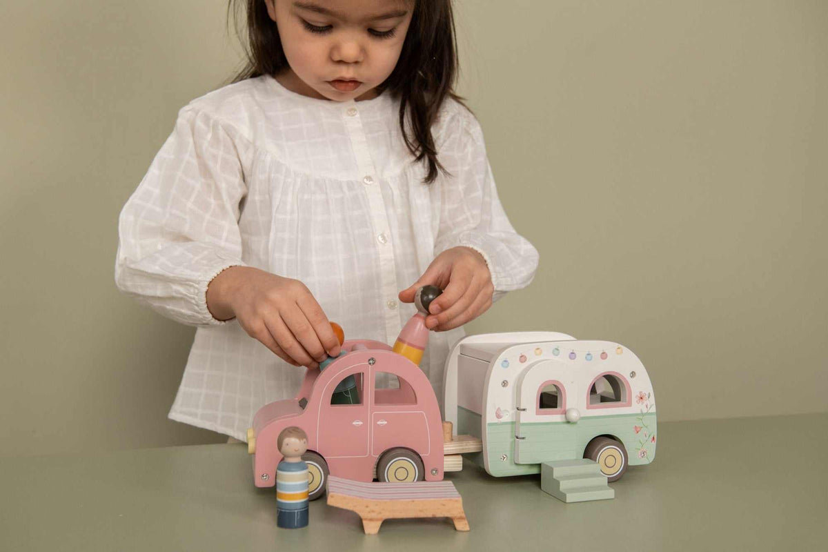 Spielzeugauto mit Wohnwagen