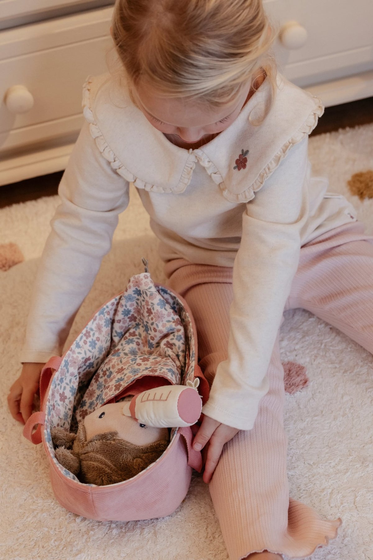 Stoffpuppe Rosa im Körbchen