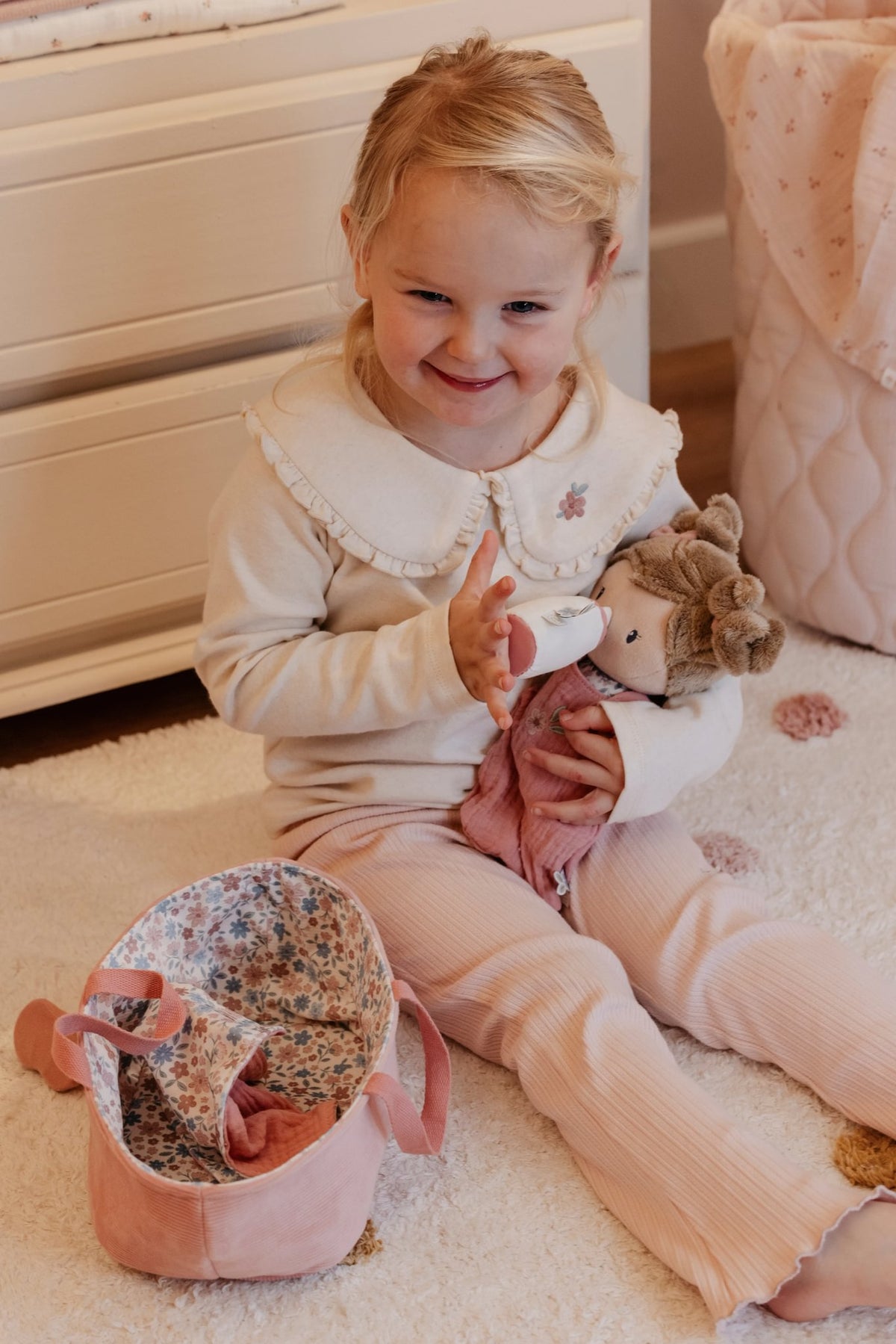 Stoffpuppe Rosa im Körbchen