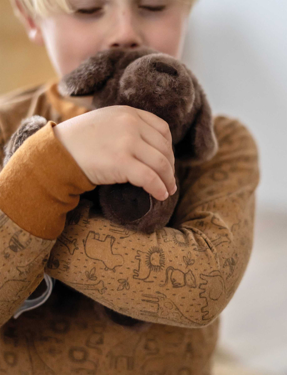 Hund mit Tasche und Pflege-Set