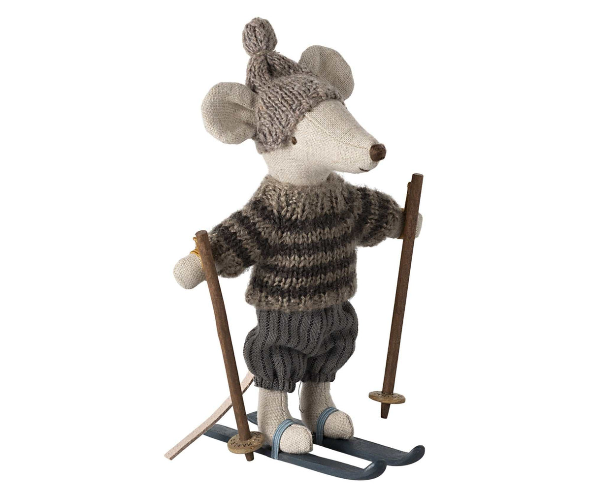 Wintermaus Bruder mit Ski-Set
