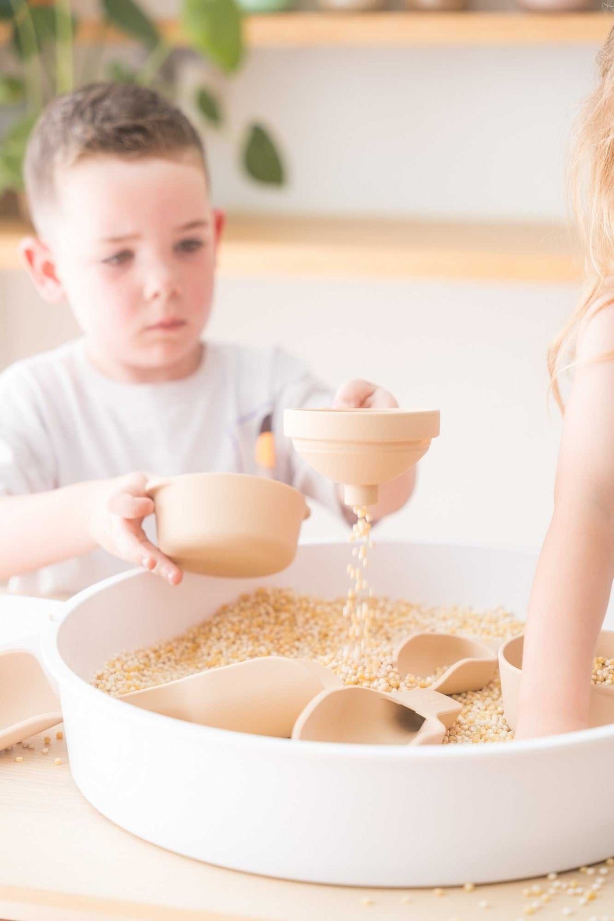 Sensorik Schalen-Set Coral/Yellow aus lebensmittelechtem Silikon für Kinder ab 6 Monaten zum Spielen mit Wasser und Sand
