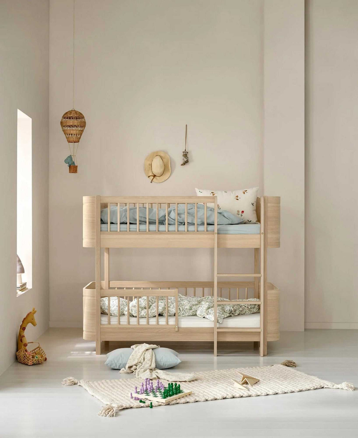 Wood Umbau-Set von Mini+ Babybett & Mini+ Juniorbett zum halbhohen Etagenbett/ eiche