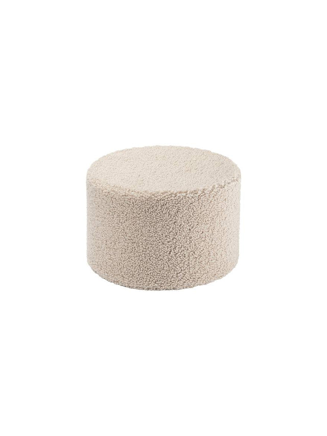 Beiger Pouffe Biscuit von Wigiwama aus kuscheligem Teddystoff für Kinderzimmer.