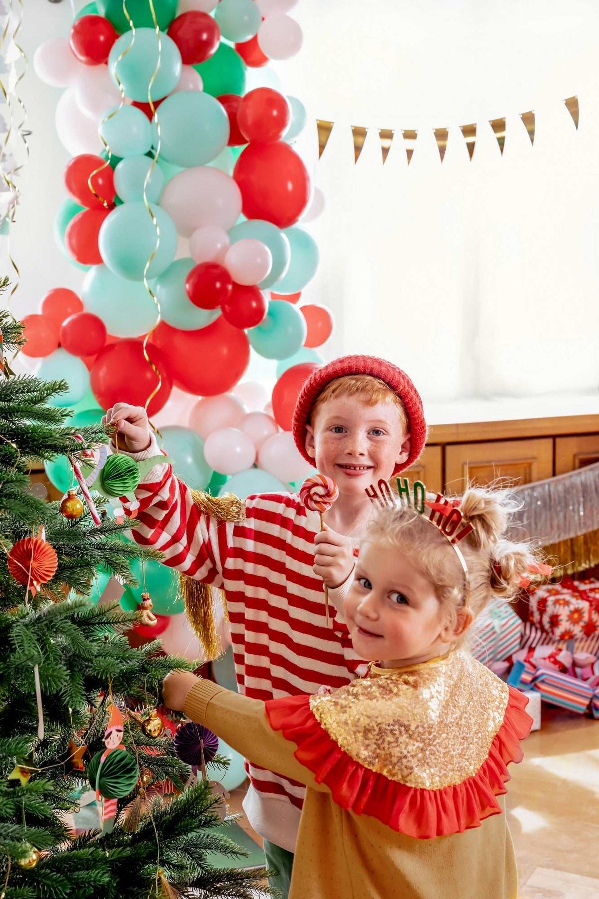 Papierkugeln mit Weihnachtsmotiven