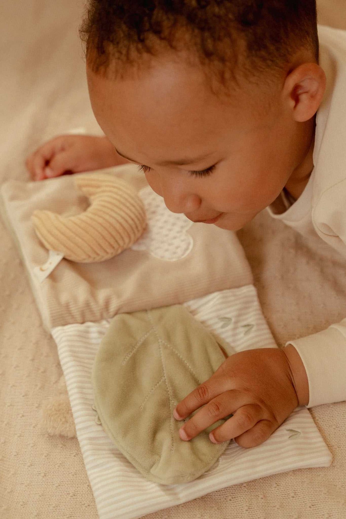 Stoffbuch mit Aktivitäten/ Newborn Naturals