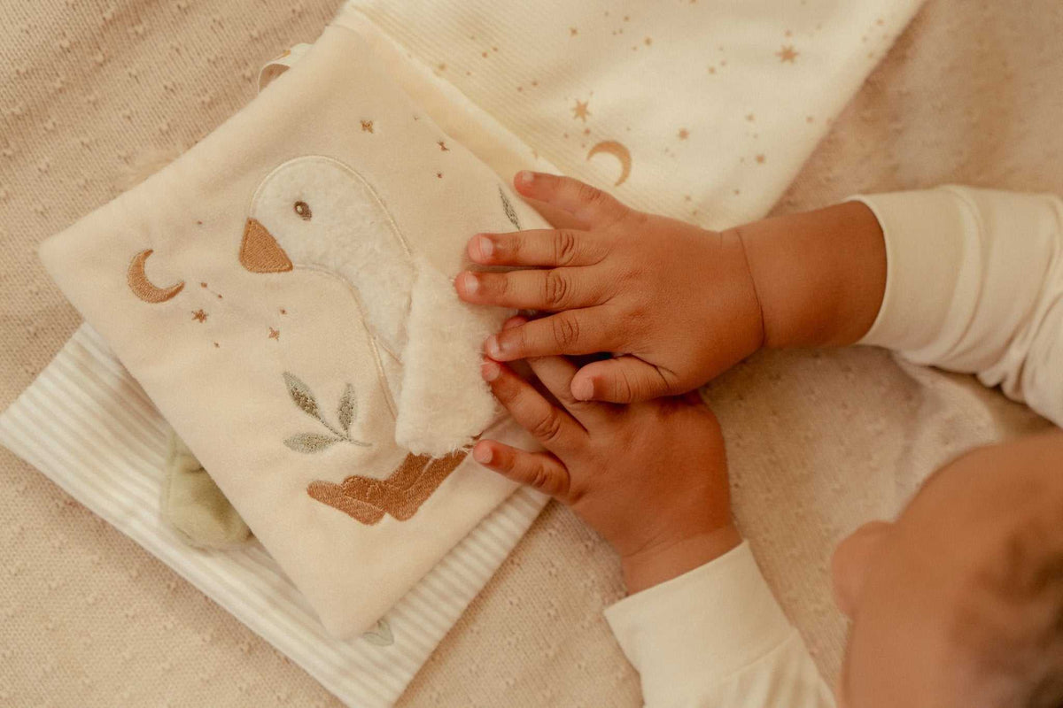 Stoffbuch mit Aktivitäten/ Newborn Naturals